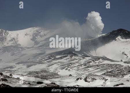 Volcan Copahue crache la fumée et des cendres sur un jour d'hiver ensoleillé en Argentine. Banque D'Images