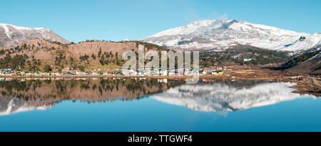 La ville de Caviahue est assis sur le bord d'un lac au-dessous du Volcan Copahue. Banque D'Images