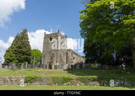 Vue extérieure de l'église de St Mary, dans le village de Tissington, Derbyshire, Royaume-Uni ; plus tôt certaines parties datent du 12e siècle. Banque D'Images