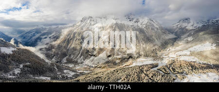 Vue aérienne de la vallée de la Valtellina, Chiareggio, Lombardie, Italie Banque D'Images