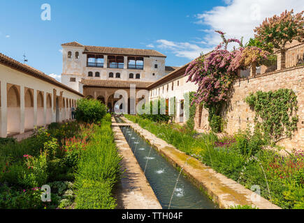 Le Patio de la Acequia, Generalife, Alhambra, Granada, Espagne Banque D'Images