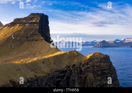 Vue aérienne de phare Kallur, Kalsoy, Îles Féroé Banque D'Images