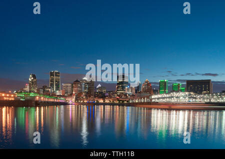 Les bâtiments modernes illuminée par la Saint Lawrence River contre le ciel au crépuscule