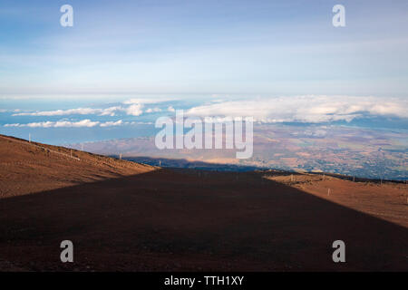 Ombre conique du volcan Haleakala au lever du soleil sur l'île hawaïenne de Maui, États-Unis Banque D'Images