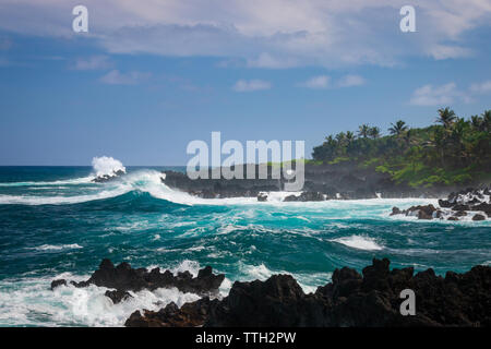 Noir rugueux côte au Waianapanapa State Park sur l'île hawaïenne de Maui, le long de la route de Hana, USA Banque D'Images