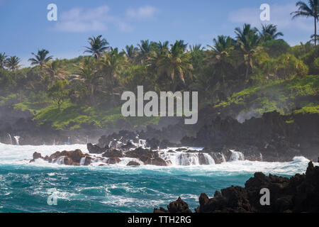 Noir rugueux côte au Waianapanapa State Park sur l'île hawaïenne de Maui, le long de la route de Hana, USA Banque D'Images