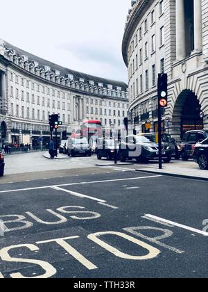 Rue de Londres avec feu de circulation en vert et de lettres écrites sur ce Banque D'Images