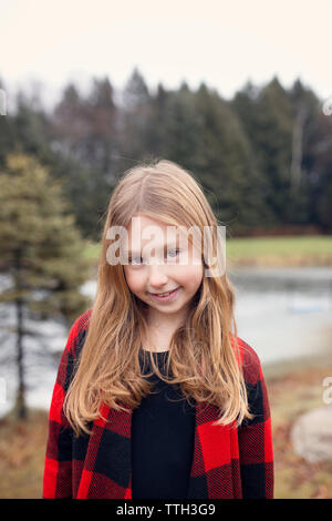 9-year-old Girl in Red Plaid Banque D'Images