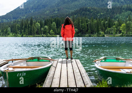 Jeune femme debout sur un ponton d'apprécier le paysage Banque D'Images