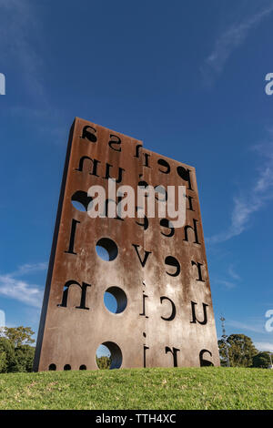 Sculpture intitulée "Penser est un fait révolutionnaire', dans le parc de la mémoire, Buenos Aires, Argentine. Qui se souvient des milliers de victimes de la violence d'état Banque D'Images