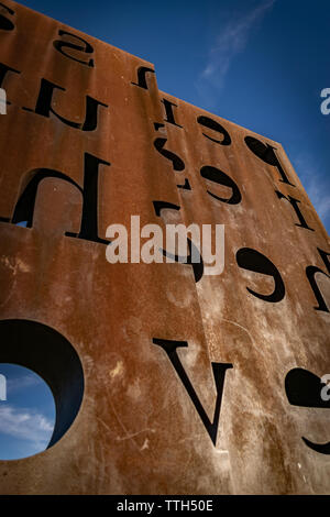 Sculpture intitulée "Penser est un fait révolutionnaire', dans le parc de la mémoire, Buenos Aires, Argentine. Qui se souvient des milliers de victimes de la violence d'état Banque D'Images