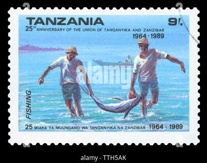 Tanzanie - circa 1989 : timbre imprimé dans la Gibraltar montre les deux pêcheurs de la Tanzanie le timbre-poste, vers 1989. Banque D'Images