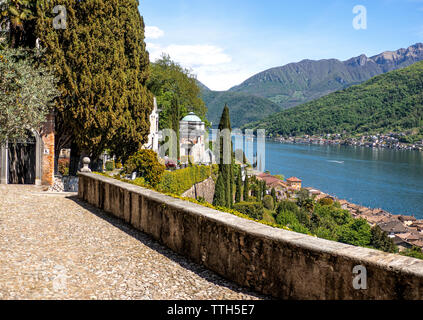 Lac de Lugano vu du haut de la montagne sacrée. Banque D'Images