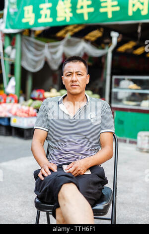 Portrait d'un homme assis dans l'Asie occidentale Banque D'Images