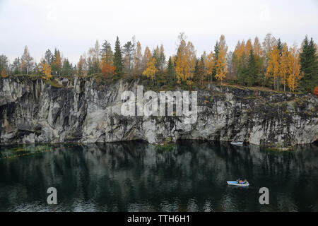 Vue panoramique du Lac de montagne de Marbre par contre ciel clair à Ruskeala au cours de l'automne Banque D'Images