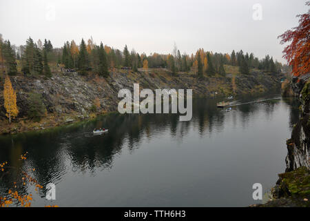 Vue panoramique du Lac de montagne de Marbre par contre ciel clair au cours de l'automne à Ruskeala dans Banque D'Images