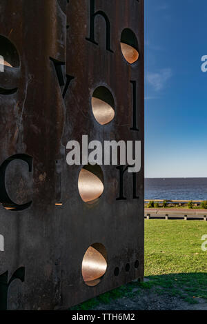 Sculpture intitulée "Penser est un fait révolutionnaire', dans le parc de la mémoire, Buenos Aires, Argentine. Qui se souvient des milliers de victimes de la violence d'état Banque D'Images