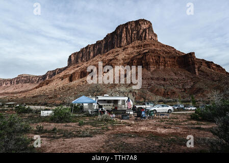 Image Paysage de voiture / RV campings en face de Butte dans Canyonlands Banque D'Images