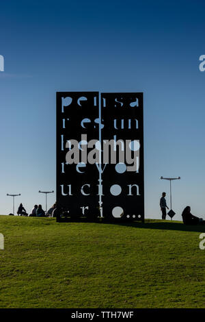 Sculpture intitulée "Penser est un fait révolutionnaire', dans le parc de la mémoire, Buenos Aires, Argentine. Qui se souvient des milliers de victimes de la violence d'état Banque D'Images