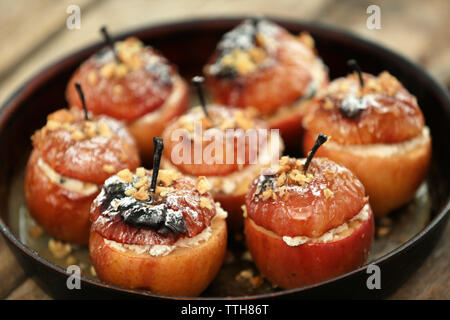 Pommes au four avec du fromage cottage, des raisins secs et de noix dans le moule, Close up Banque D'Images