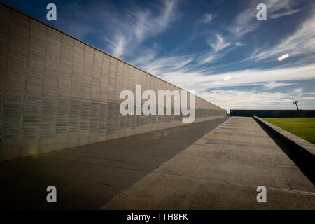 Mur qui se souvient du nom des victimes de la violence d'état, dans le parc du souvenir à Buenos Aires, Argentine Banque D'Images