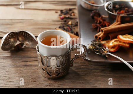 Tasse de thé infusé aux épices sur table en bois Banque D'Images