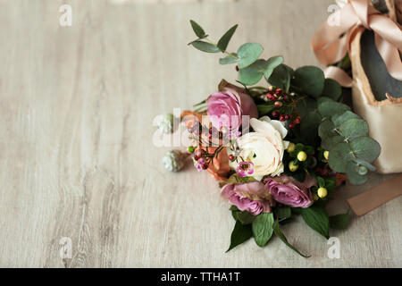 Bouquet de roses et des chaussures de ballet sur fond de bois Banque D'Images