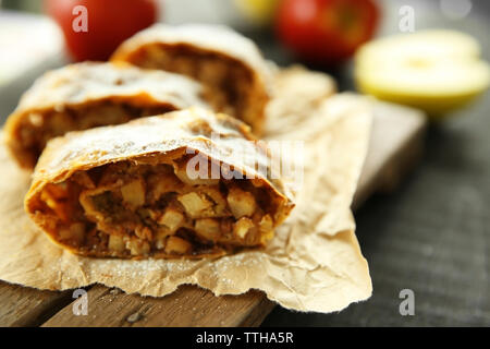 Tranches de strudel aux pommes, noix et raisins secs sur parchemin Banque D'Images