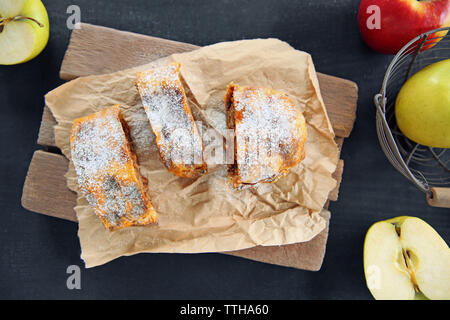 Tranches de strudel aux pommes, noix et raisins secs sur parchemin Banque D'Images