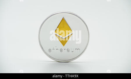 L'argent métal physique Ethereum monnaie sur fond blanc. Nouveau dans le monde internet virtuel de l'argent. Pièce Etherum numérique le cyberespace, cryptocurrency ETH Banque D'Images