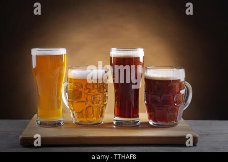 Différentes sortes de bière dans les verres sur la table en bois Banque D'Images