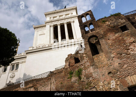Rome. L'Italie. Insula dell'Ara Coeli, reste d'un bloc appartement romain du 2e siècle, et le clocher (campanile) de la 11e siècle ch Banque D'Images