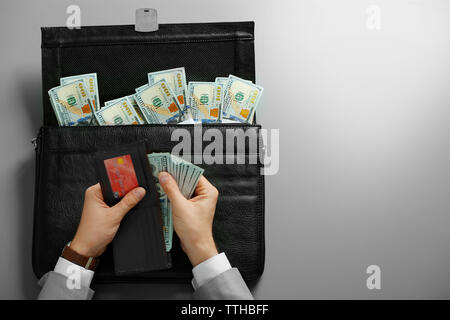 Businessman holding wallet et bref cas avec de l'argent Banque D'Images