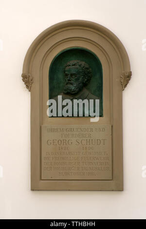 Bad Homburg, Allemagne - 09 juin 2019 : La plaque commémorative par Georg Schudt sur le mur extérieur de la salle de sport le 9 juin 2019 à Bad Homburg. Banque D'Images