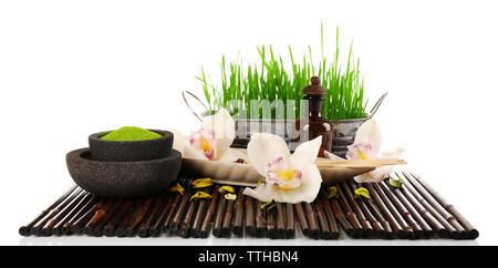 Traitement Spa avec des huiles essentielles et de sel isolé sur blanc. Banque D'Images