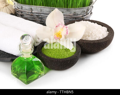 Traitement Spa avec des huiles essentielles et de sel isolé sur blanc. Banque D'Images