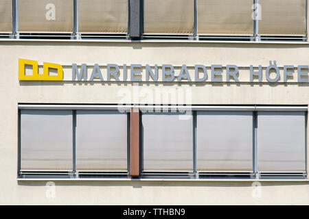 Bad Homburg, Allemagne - 09 juin 2019 : Le logo de l'immeuble et Marienbader Höfe complexe de bureaux dans le centre-ville sur 09 juin 2019 à Bad Homb Banque D'Images