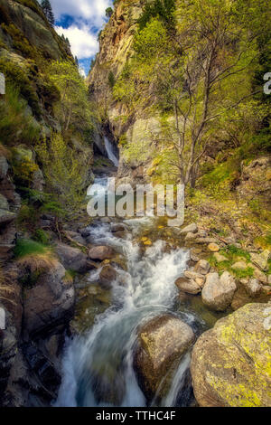 Jolie petite rivière et cascade dans la vallée de montagne Pyrénées de l'Espagne (nom de la vallée est Vall de Nuria) Banque D'Images