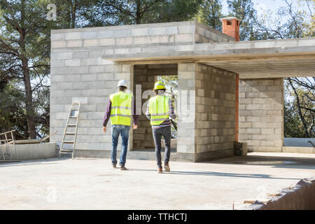 Propriétaire / client se rendant sur le site de sa future maison en construction avec le gestionnaire du site Banque D'Images