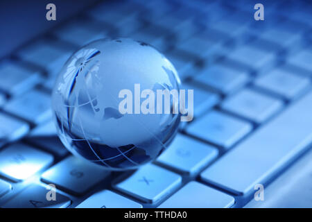 Globe de cristal sur ordinateur portable Clavier, Close up Banque D'Images