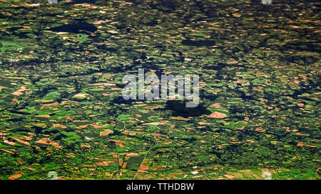 Belle vue sur campagne européenne d'en haut, vue à travers la fenêtre de l'avion. POV de passagers voyageant par avion. Voyage de vol avec champ vert. Banque D'Images