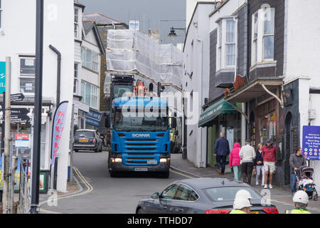 Les véhicules lourds dans les rues étroites de Lyme Regis, Dorset, England, UK Banque D'Images