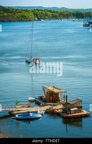 Fjord d'Oslo, vue en été d'un sauna en bord de mer situé le long de la plage d'Oslofjord dans le port d'Oslo, Norvège. Banque D'Images