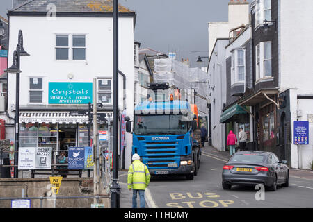 Les véhicules lourds dans les rues étroites de Lyme Regis, Dorset, England, UK Banque D'Images