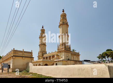 Minaret jaune et mur de la Mosquée Jamia Masjid, également utilisé comme logement pigeon, Srirangapatna, Mysore, Karnataka, Inde Banque D'Images