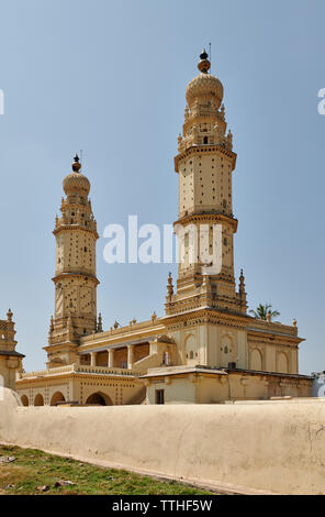 Minaret jaune et mur de la Mosquée Jamia Masjid, également utilisé comme logement pigeon, Srirangapatna, Mysore, Karnataka, Inde Banque D'Images