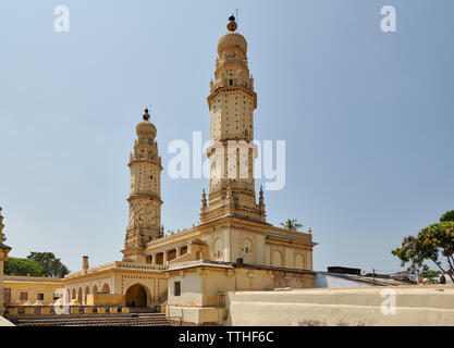 Minaret jaune et mur de la Mosquée Jamia Masjid, également utilisé comme logement pigeon, Srirangapatna, Mysore, Karnataka, Inde Banque D'Images