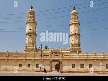 Minaret jaune et mur de la Mosquée Jamia Masjid, également utilisé comme logement pigeon, Srirangapatna, Mysore, Karnataka, Inde Banque D'Images