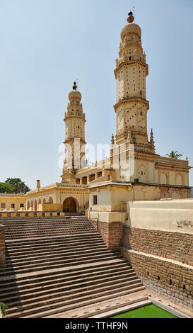 Minaret jaune et mur de la Mosquée Jamia Masjid, également utilisé comme logement pigeon, Srirangapatna, Mysore, Karnataka, Inde Banque D'Images