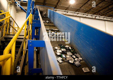 Low angle view d'équipement sur la courroie du convoyeur in recycling plant Banque D'Images